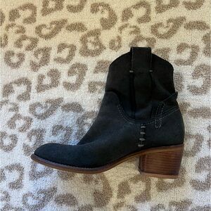Dolce Vita Dark Gray Suede Heeled Boot. Great Condition. Size 6.5.